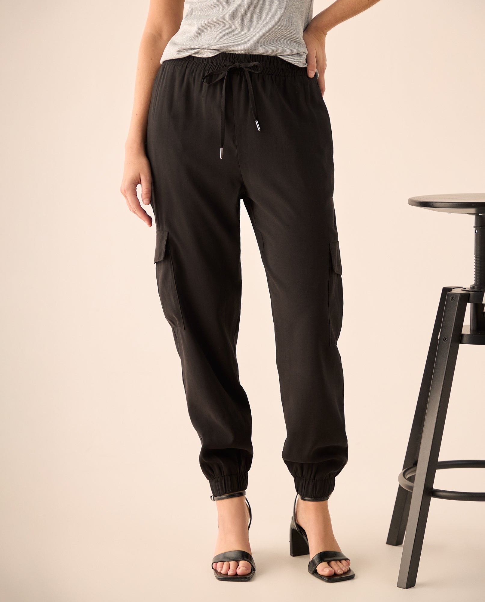 Pantalón Cargo con Cintura Elástica - Negro 34_639G008_NEG190303_3