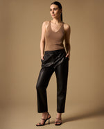 Pantalón Negro con Acabado Brillante y Cordón - Negro