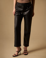 Pantalón Negro con Acabado Brillante y Cordón - Negro