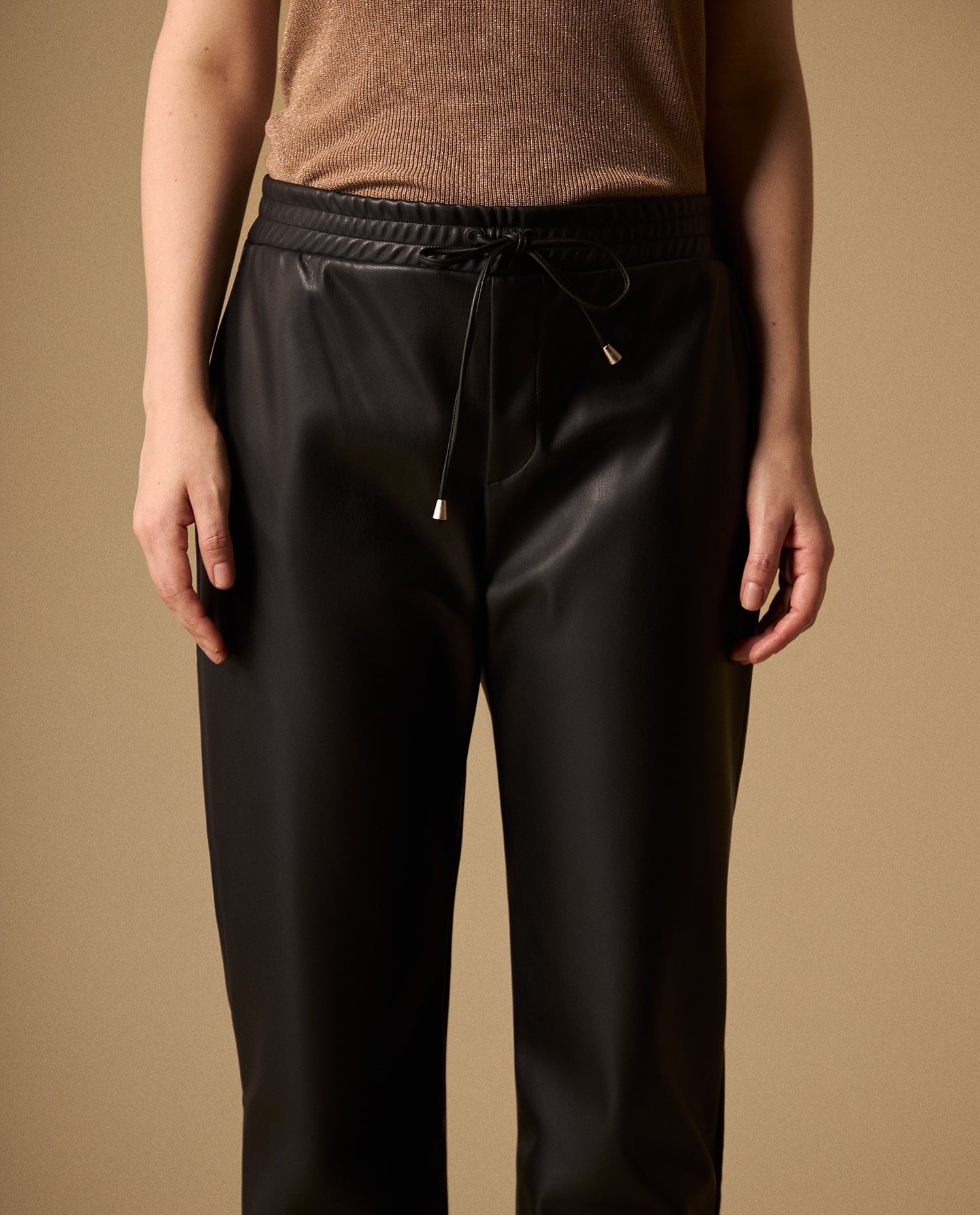 Pantalón Negro con Acabado Brillante y Cordón - Negro