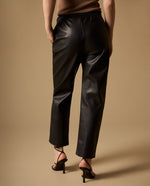 Pantalón Negro con Acabado Brillante y Cordón - Negro