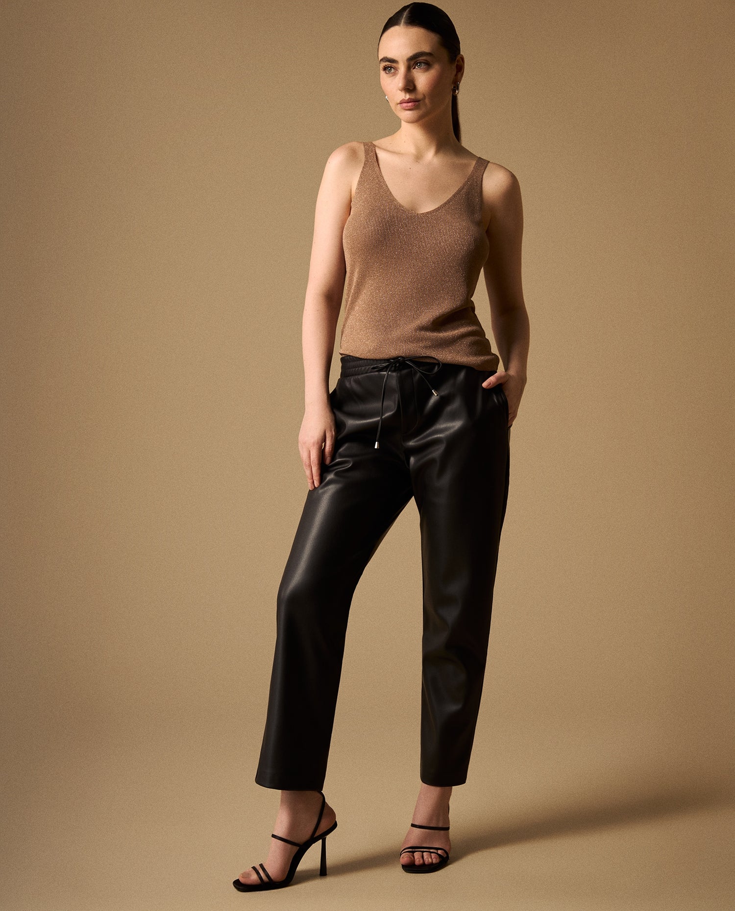 Pantalón Negro con Acabado Brillante y Cordón - Negro