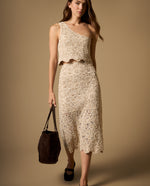 Falda midi con textura floral y detalle en borde - Beige