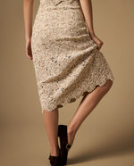 Falda midi con textura floral y detalle en borde - Beige