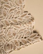Falda midi con textura floral y detalle en borde - Beige