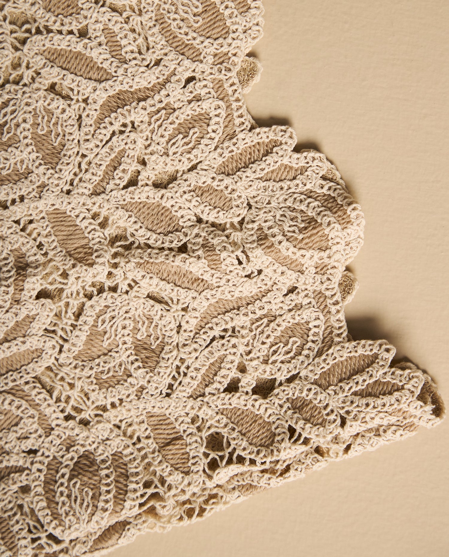 Falda midi con textura floral y detalle en borde - Beige