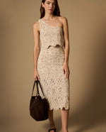 Falda midi con textura floral y detalle en borde - Beige