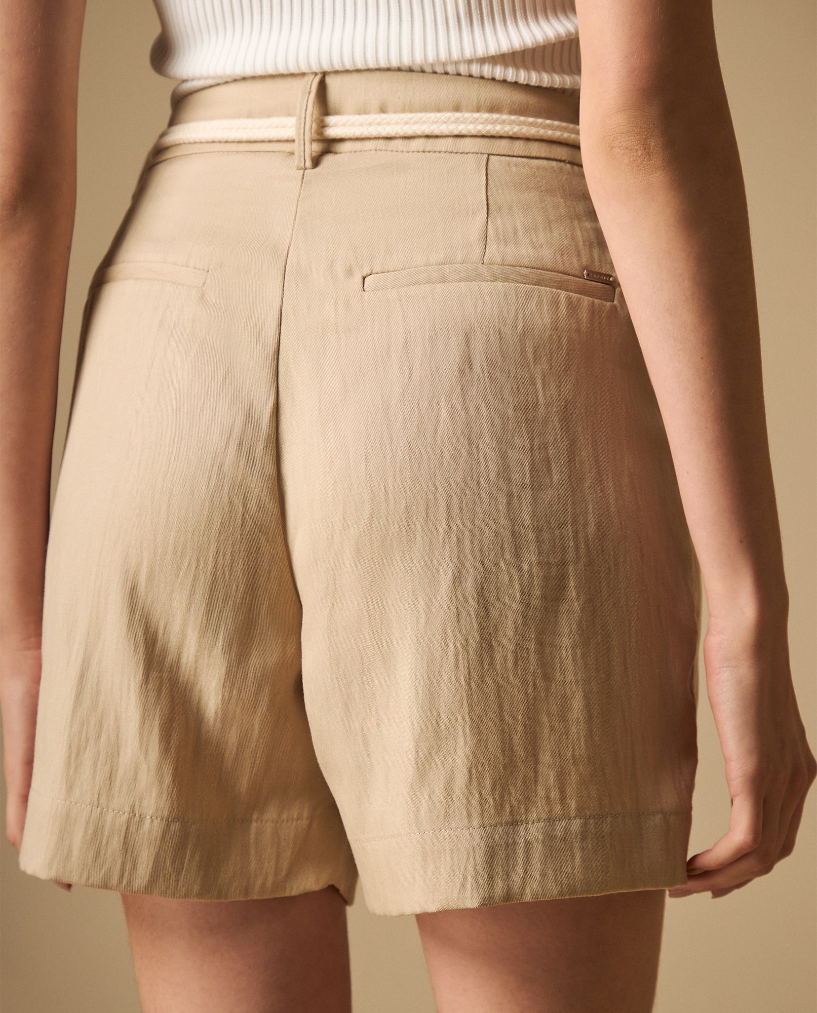 Bermuda tipo chino de silueta estructurada - Beige 34_651H002_BEI151307_5