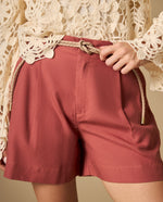 Bermuda tipo chino con cinturón trenzado - Rojo