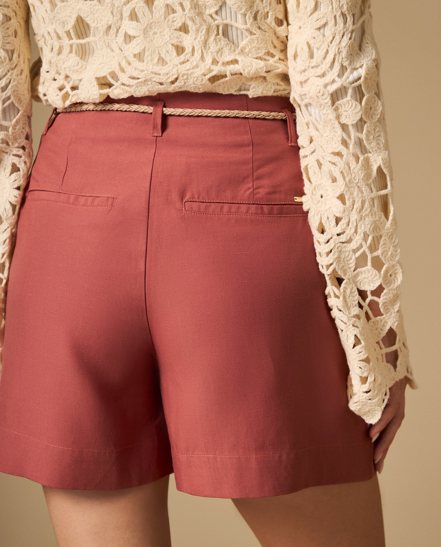 Bermuda tipo chino con cinturón trenzado - Rojo