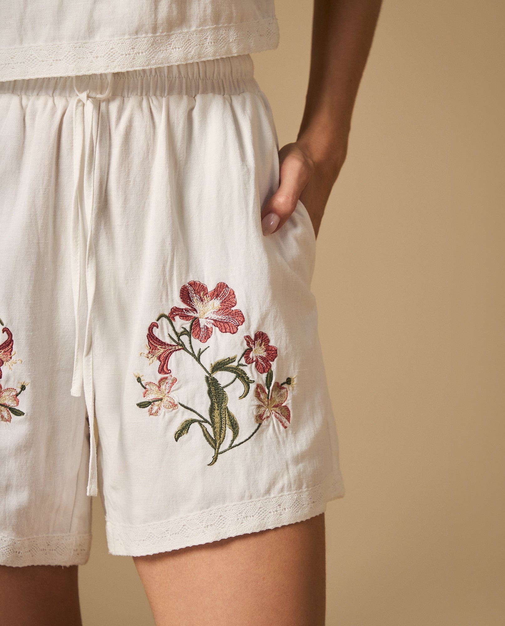 Short bordado con detalle en ruedo y cintura ajustable - Crudo 34_652H217_CRU114201_0