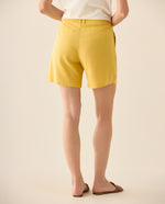 Bermuda con bolsillos en ribete en posterior para mujer - Amarillo