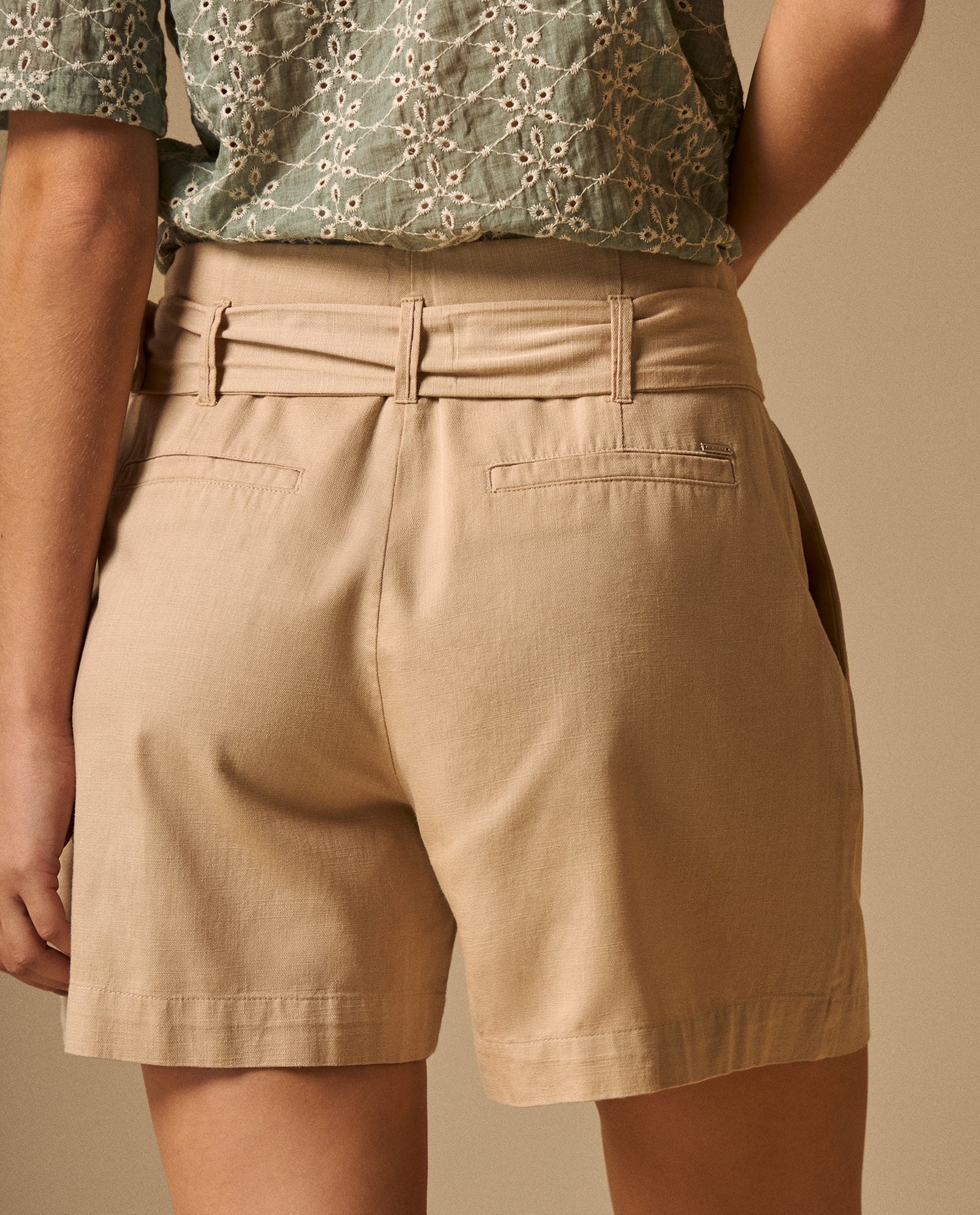 Bermuda Beige con Cinturón Dorado - Beige