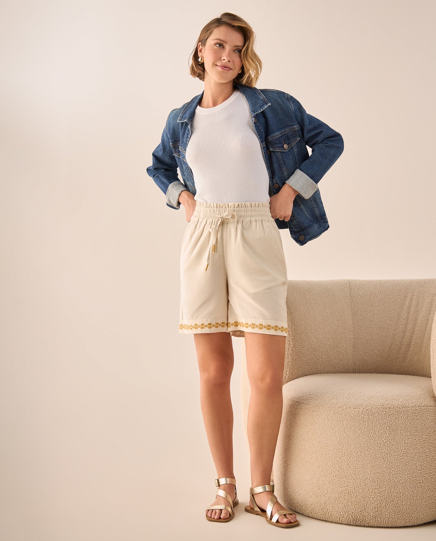 Short Beige con Bordado Dorado - Beige