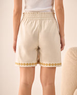 Short Beige con Bordado Dorado - Beige