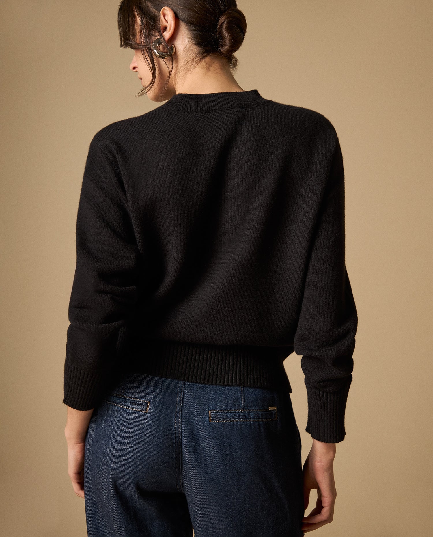Suéter tejido con cuello cruzado - Negro