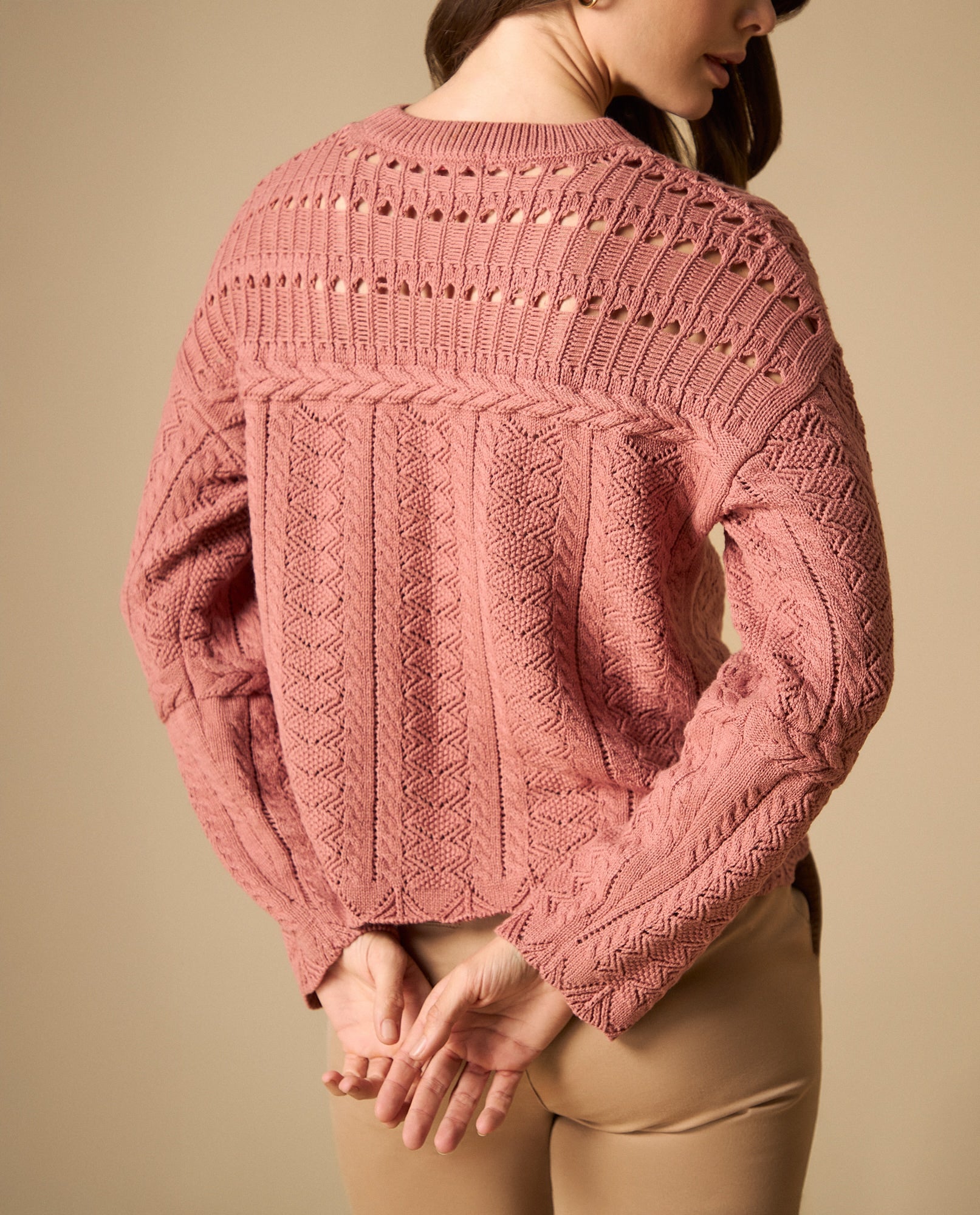 Suéter tejido con textura y trenzas cuello redondo - Rosa 34_661H212_ROS141905_4