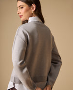 Chaleco tejido con letras en relieve cuello cruzado - Gris