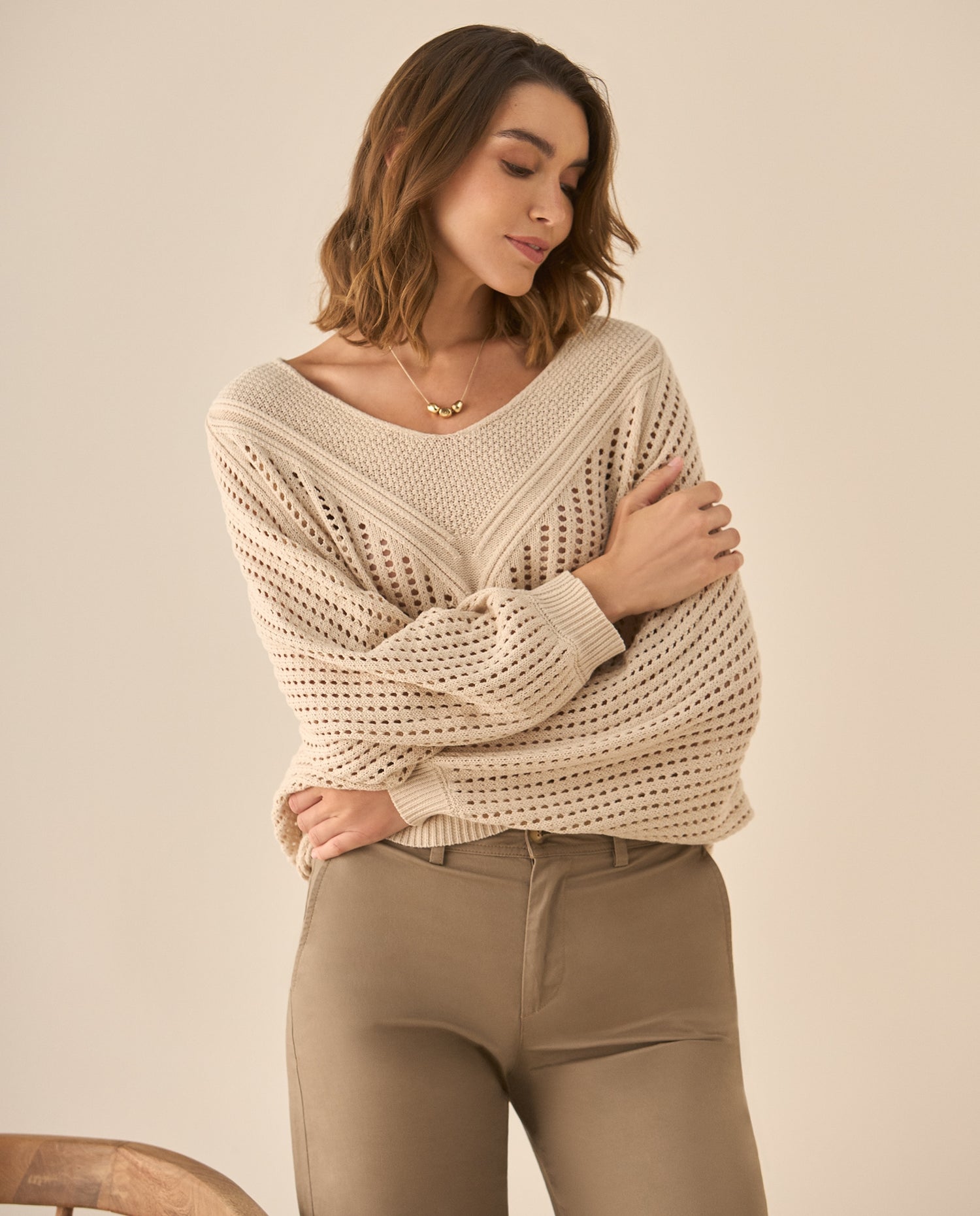 Buzo escote en V con tejido abierto para mujer  - Beige