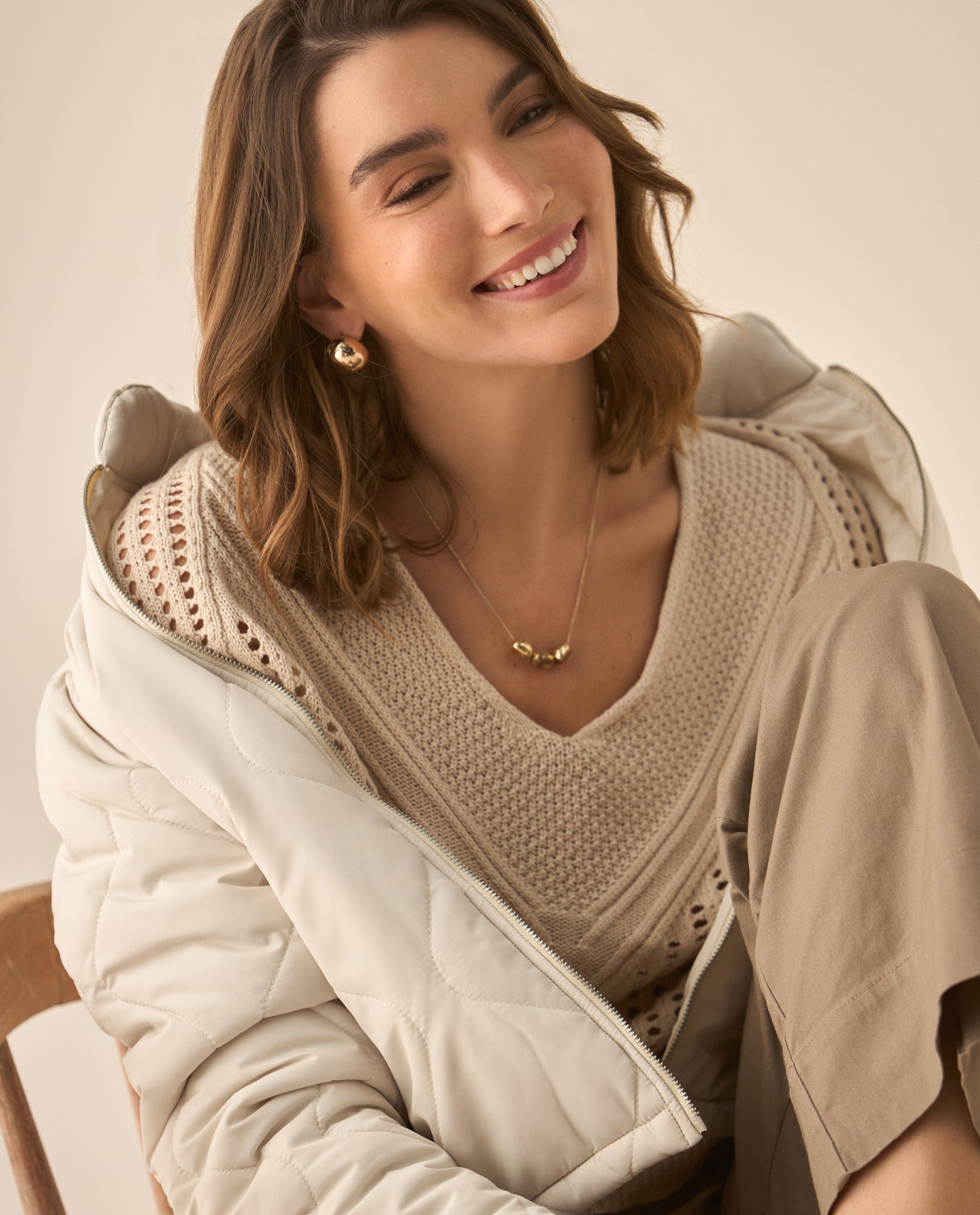 Buzo escote en V con tejido abierto para mujer  - Beige