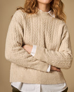 Chaleco tejido con diseño de trenzas y detalles brillantes - Beige