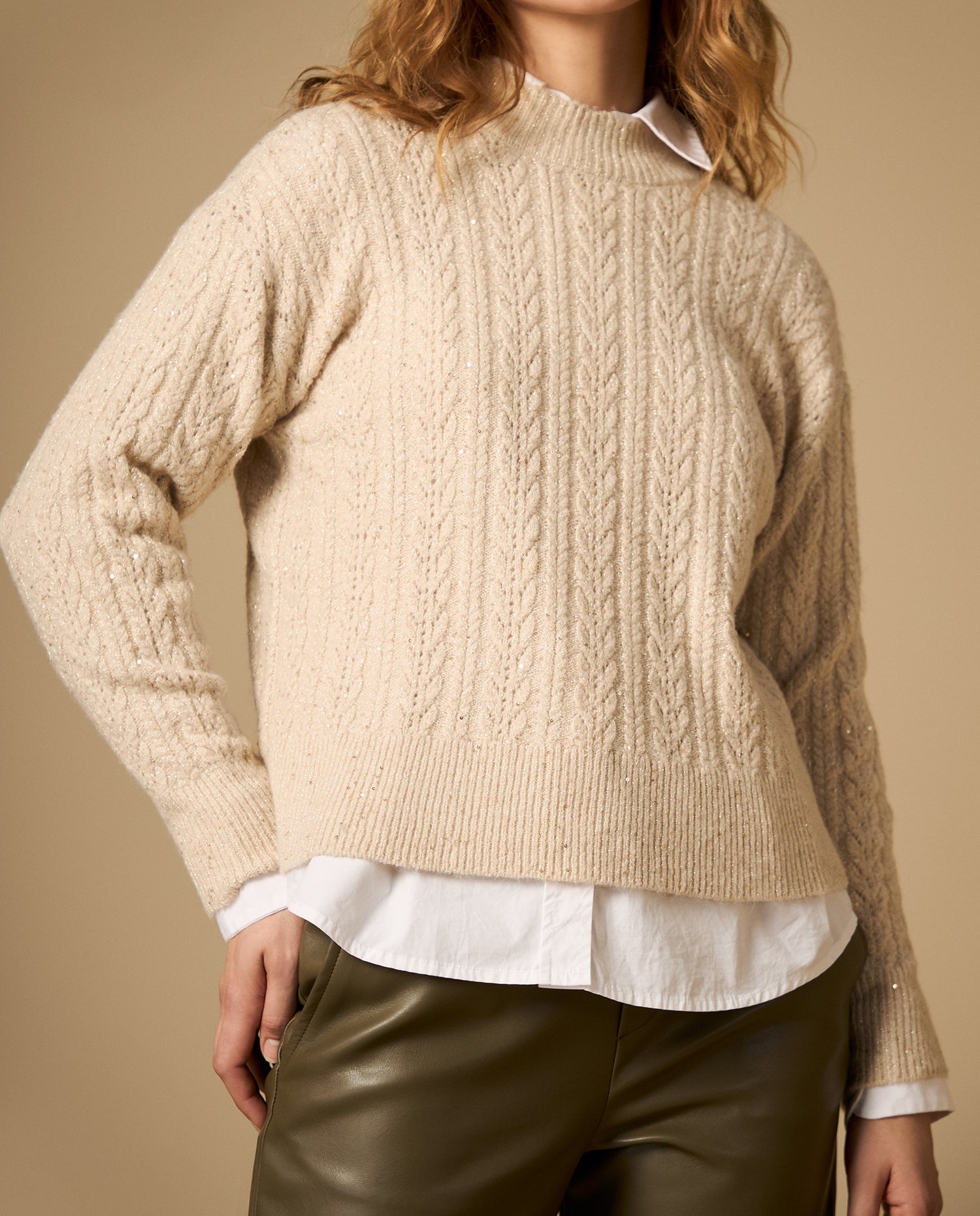 Chaleco tejido con diseño de trenzas y detalles brillantes - Beige