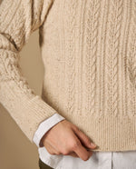 Chaleco tejido con diseño de trenzas y detalles brillantes - Beige