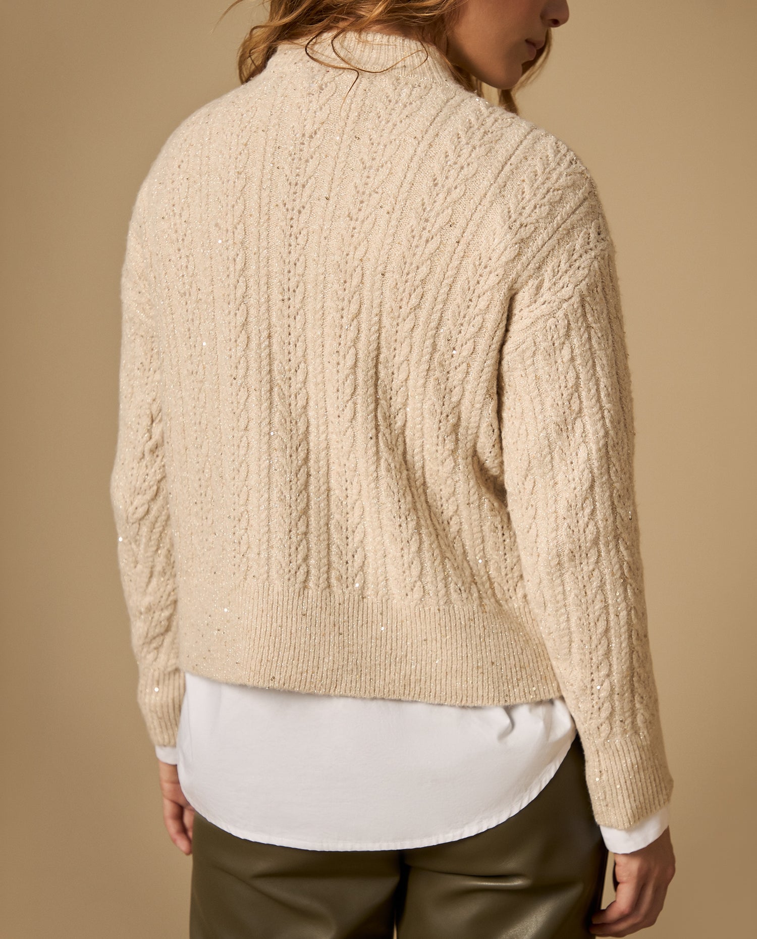 Chaleco tejido con diseño de trenzas y detalles brillantes - Beige
