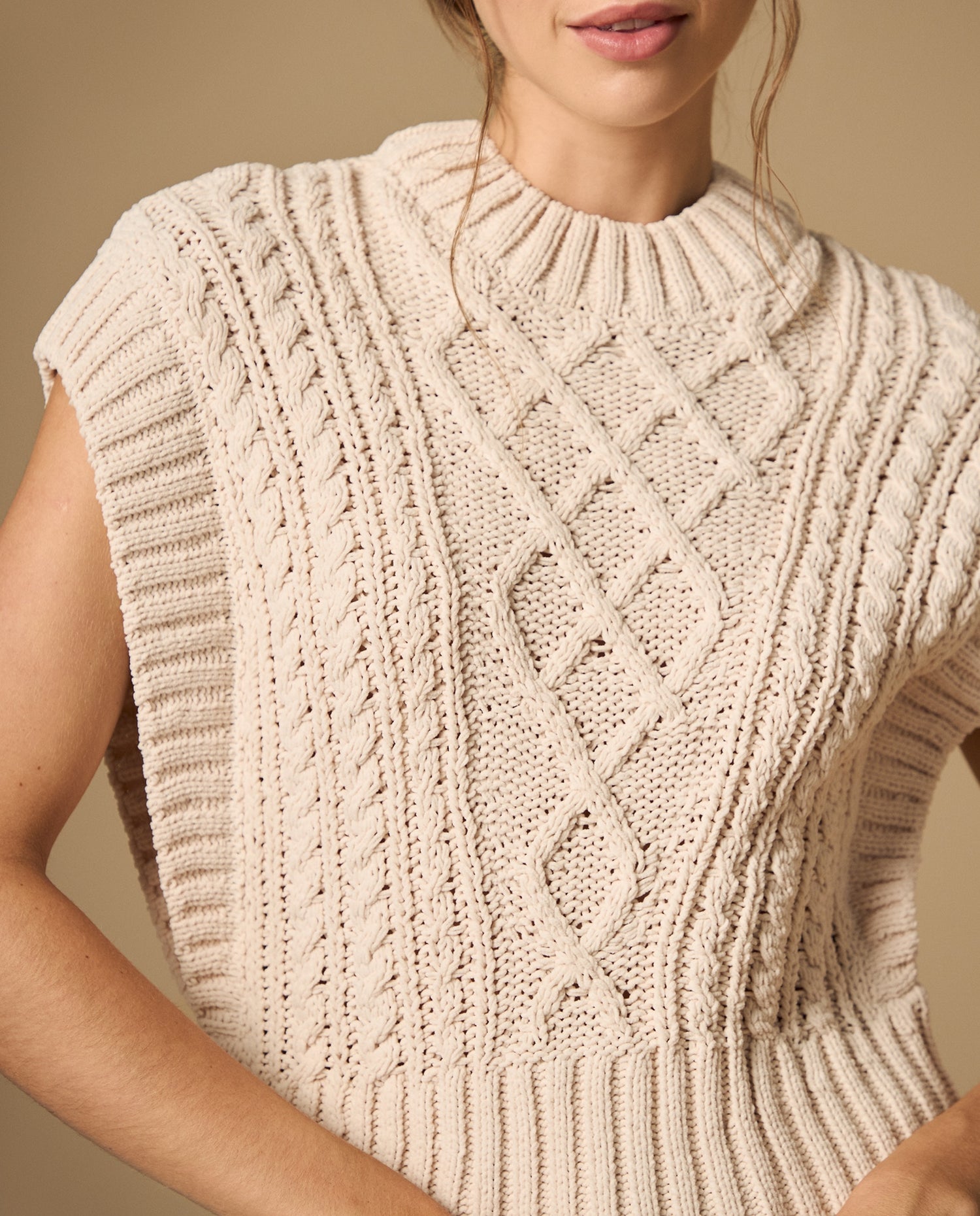 Chaleco tejido con diseño de trenzas y rombos cuello redondo - Beige