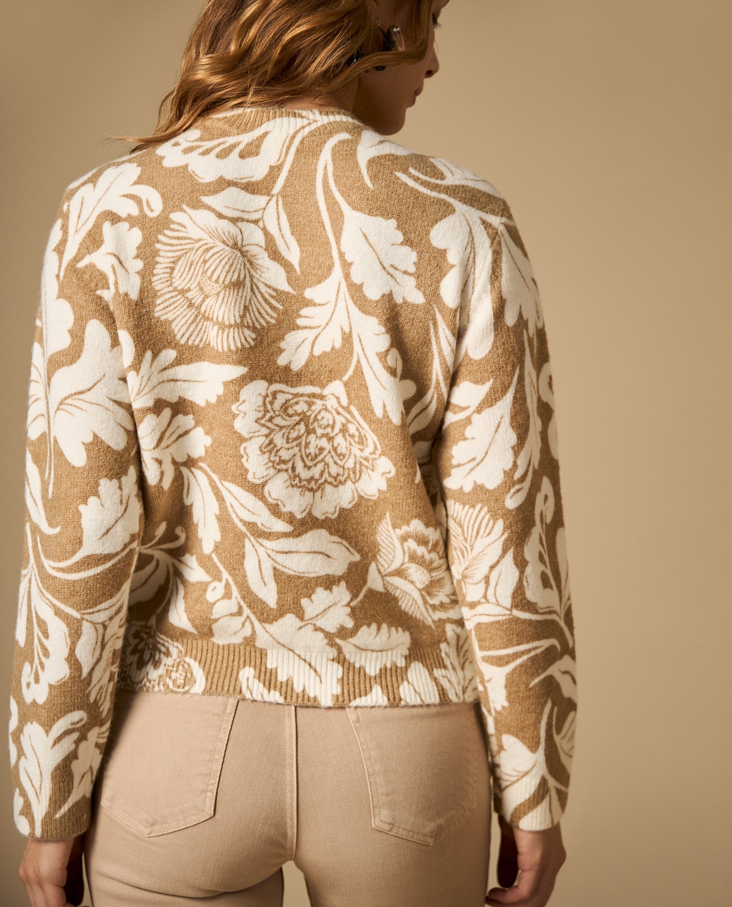 Suéter tejido cuello redondo con diseño floral - Beige