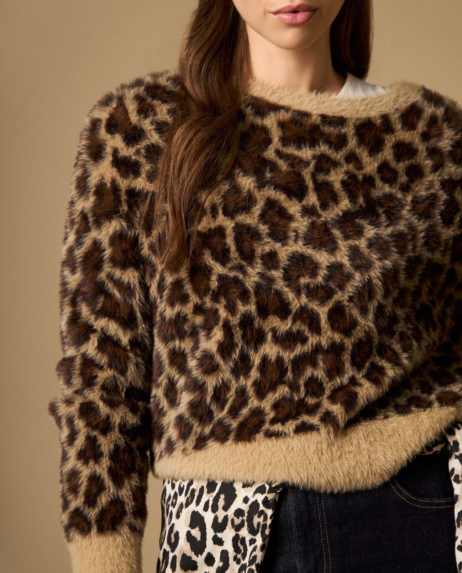 Suéter tejido cuello redondo con diseño animal print y textura afelpada - Café