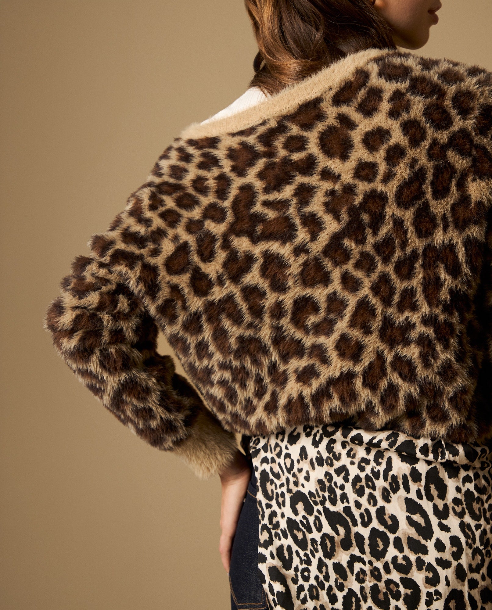 Suéter tejido cuello redondo con diseño animal print y textura afelpada - Café 34_662H212_CAF191435_4