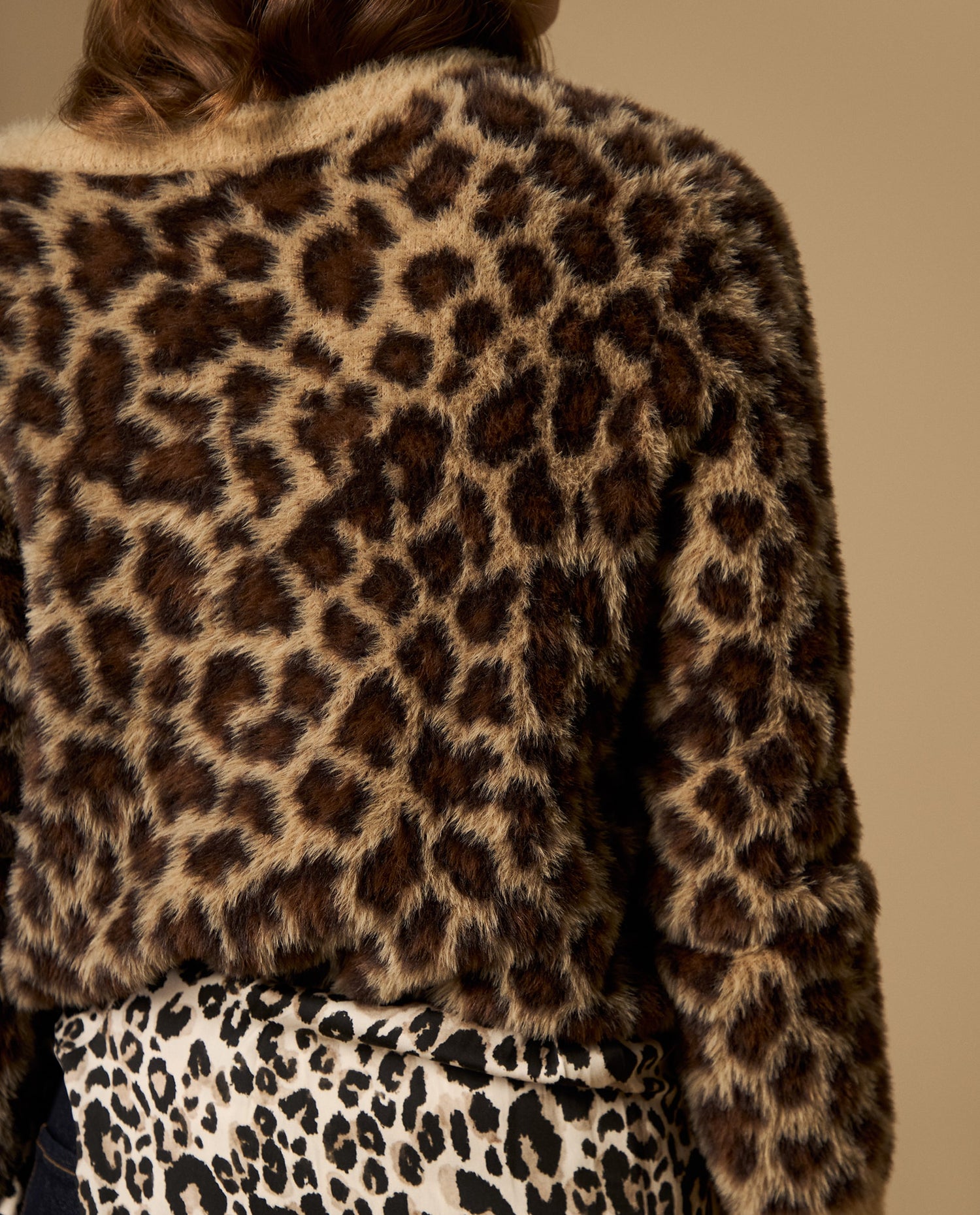 Suéter tejido cuello redondo con diseño animal print y textura afelpada - Café