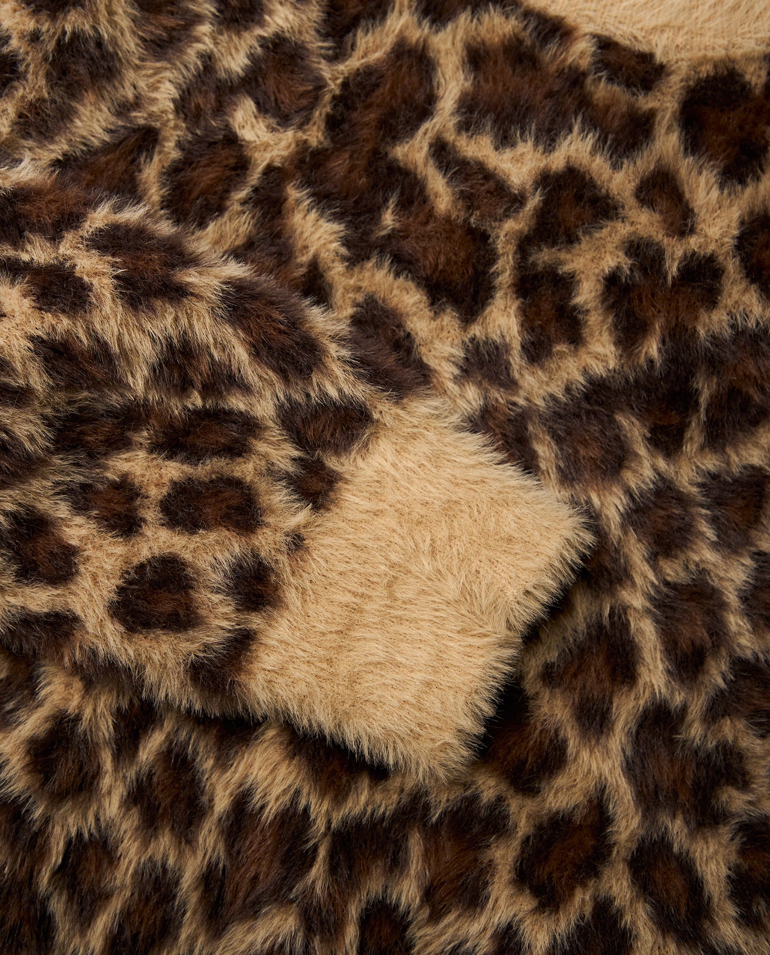 Suéter tejido cuello redondo con diseño animal print y textura afelpada - Café