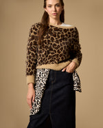 Suéter tejido cuello redondo con diseño animal print y textura afelpada - Café