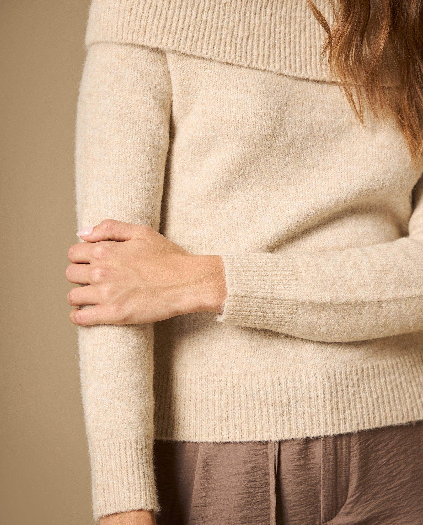 Suéter tejido con hombro caído y cuello envolvente - Beige 34_662H214_BEI161110_0