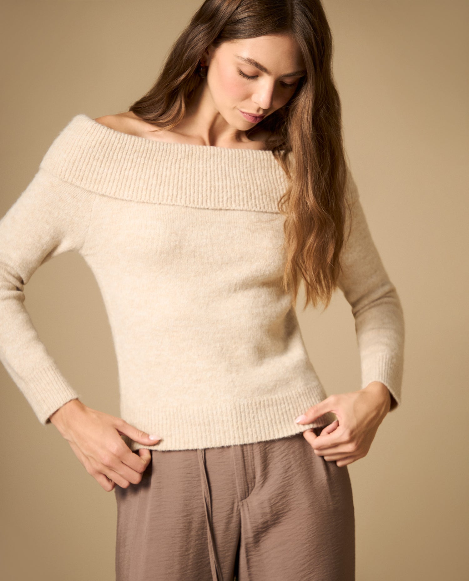 Suéter tejido con hombro caído y cuello envolvente - Beige