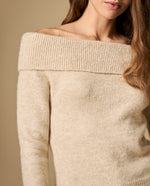 Suéter tejido con hombro caído y cuello envolvente - Beige