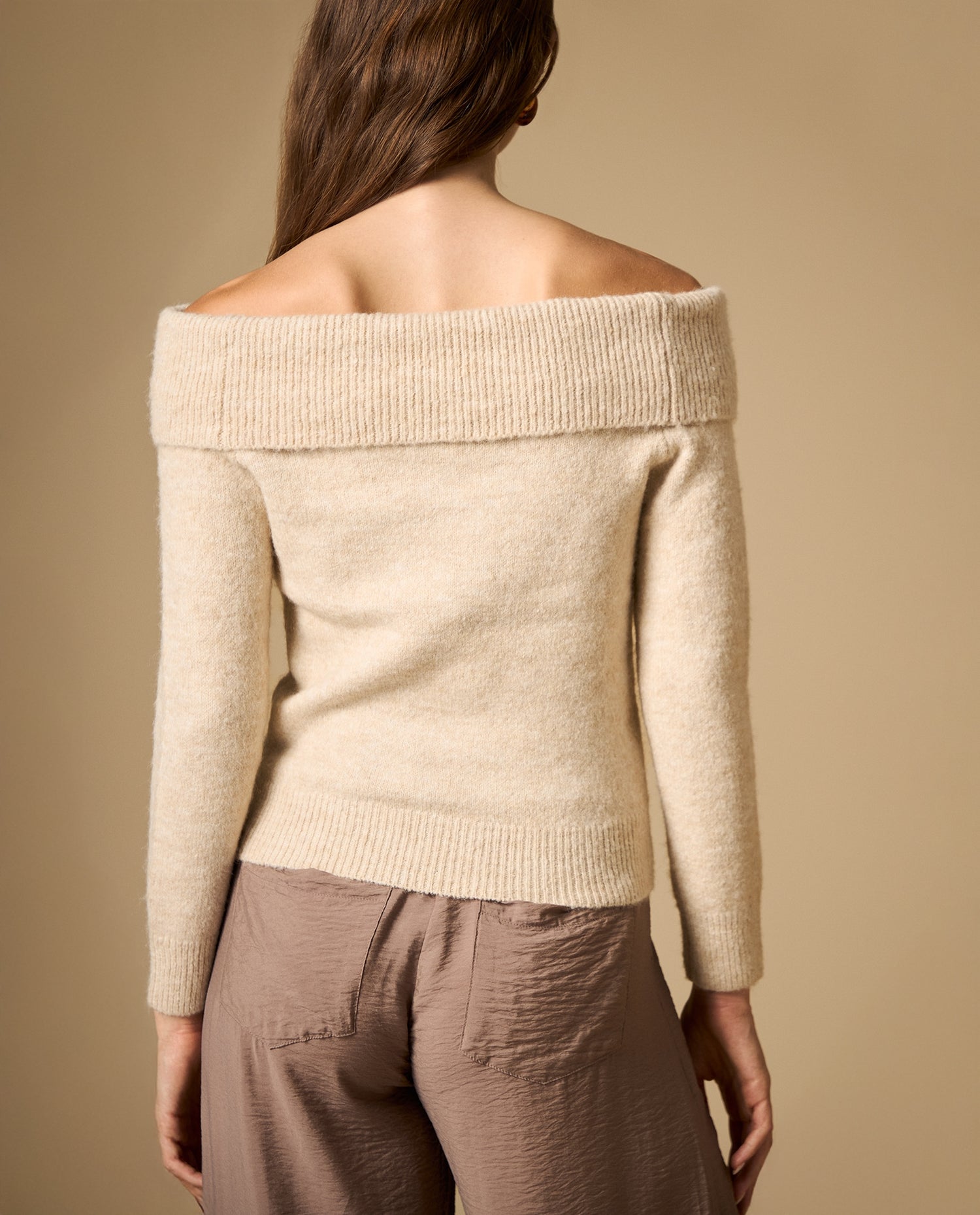 Suéter tejido con hombro caído y cuello envolvente - Beige