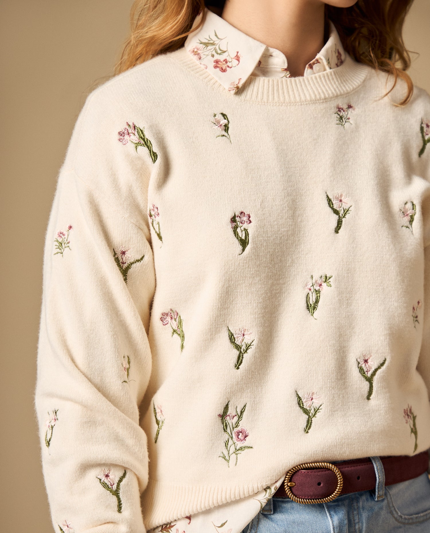 Suéter tejido con bordado floral cuello redondo - Crudo