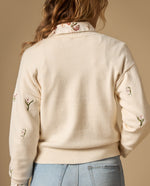 Suéter tejido con bordado floral cuello redondo - Crudo