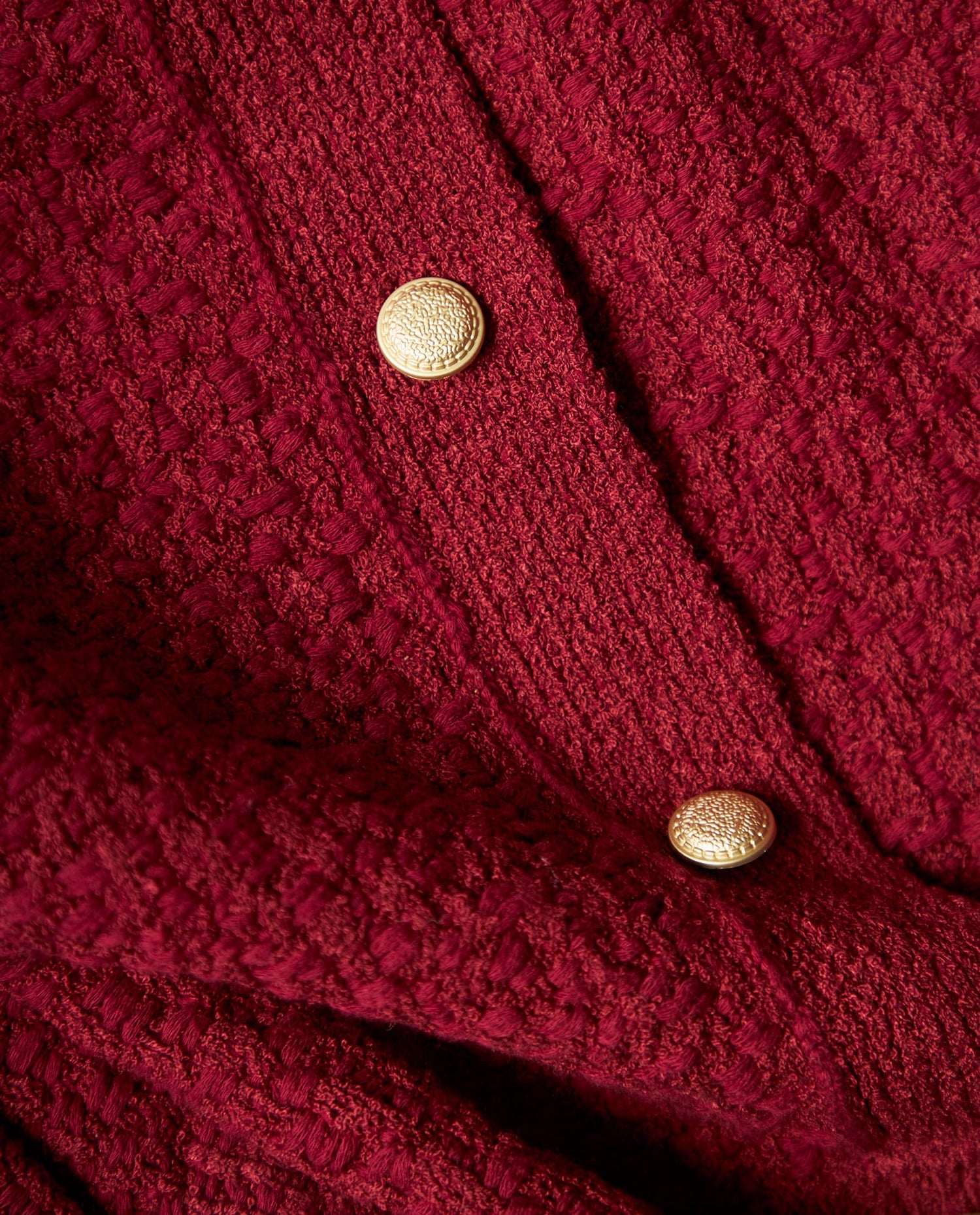 Suéter tejido con textura y botones dorados cuello redondo - Rojo
