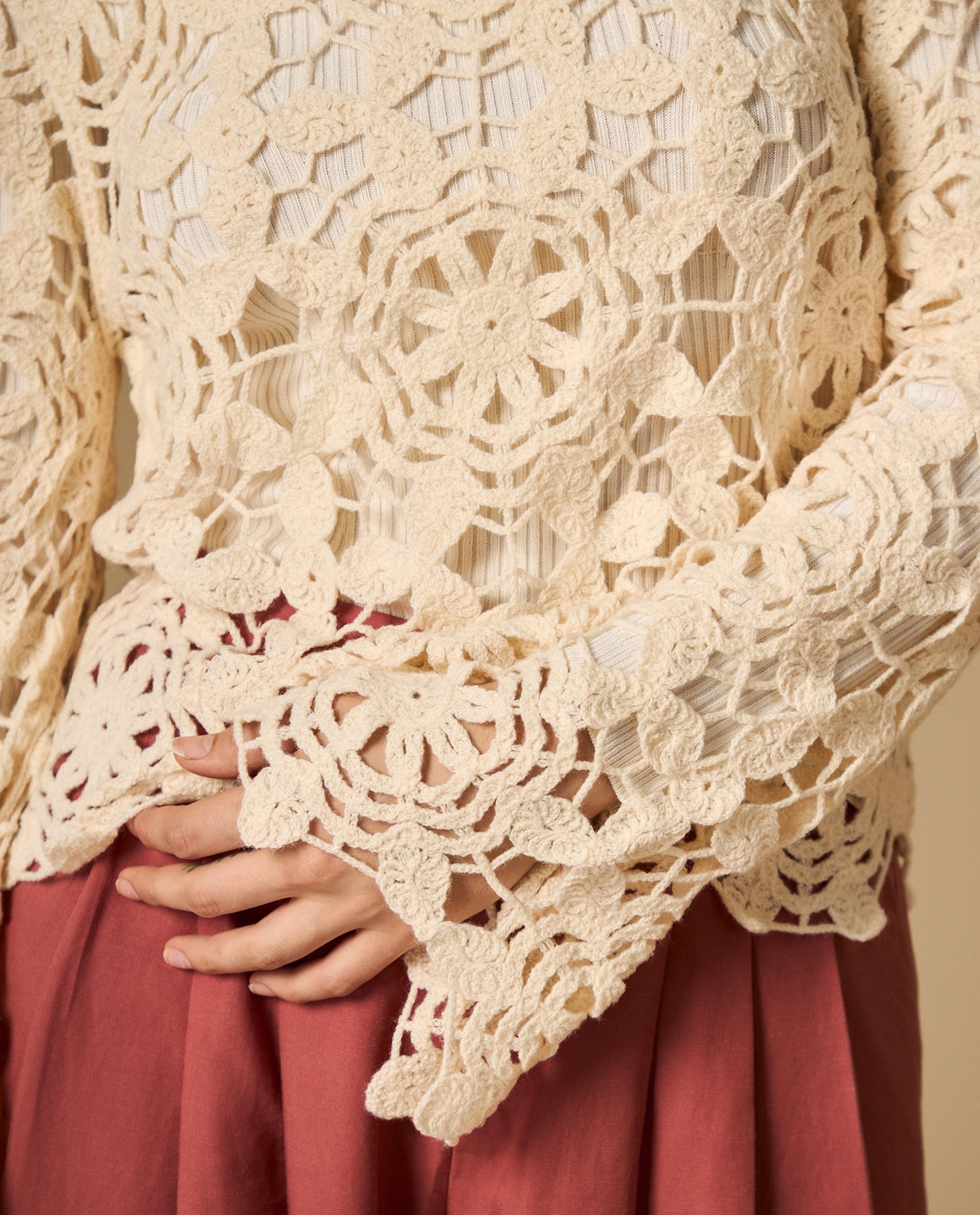 Suéter tejido cuello redondo con diseño floral - Crudo