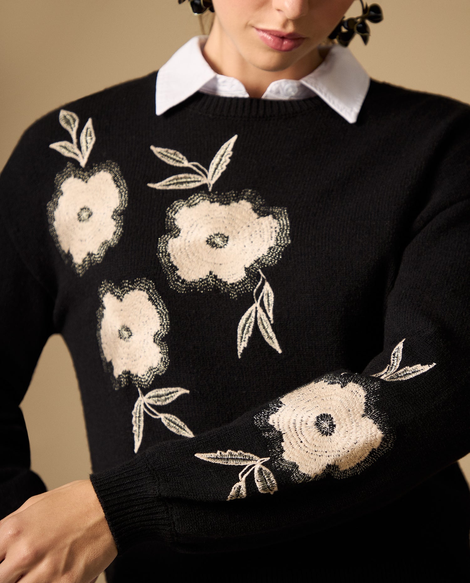 Suéter con bordado floral - Negro