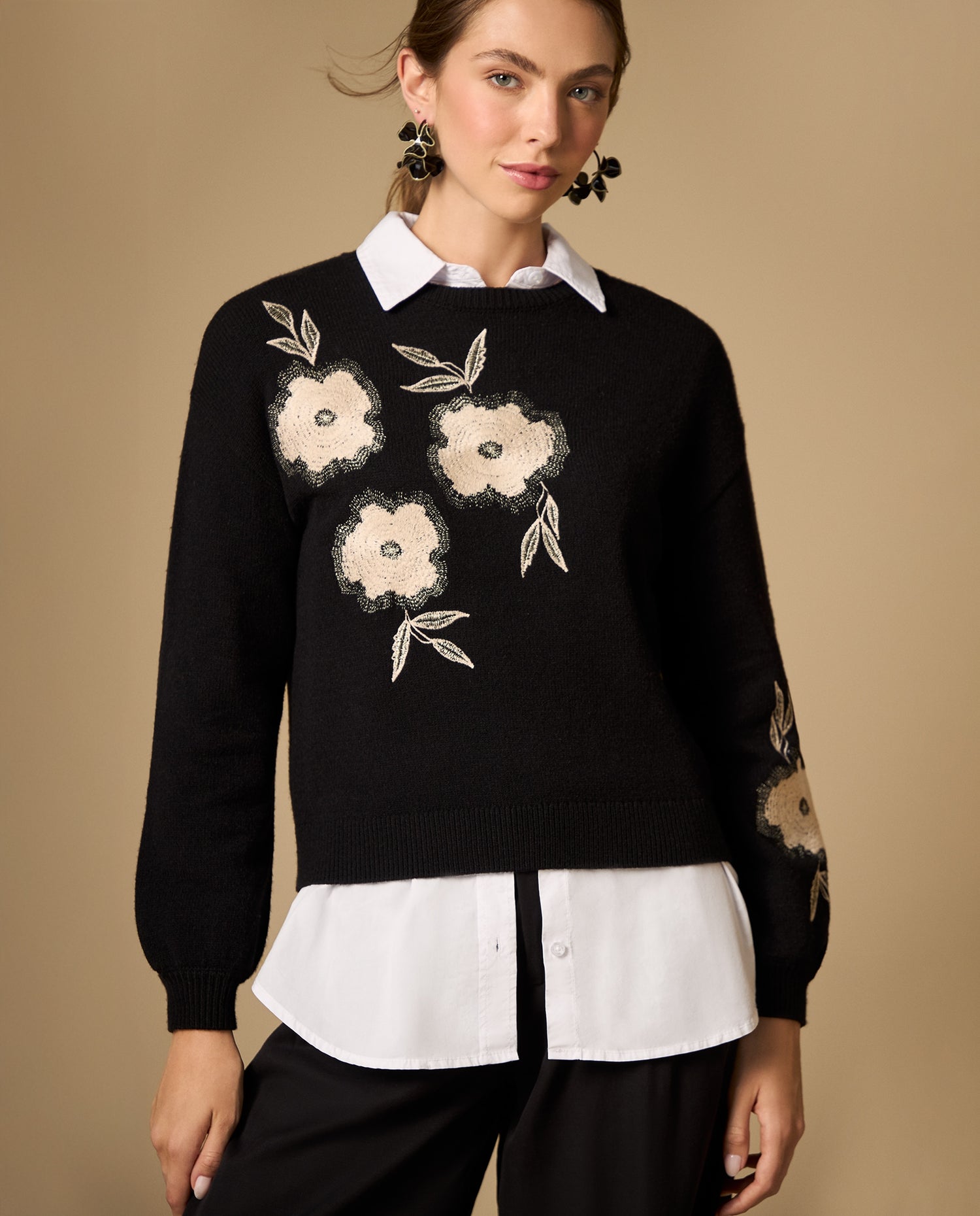 Suéter con bordado floral - Negro