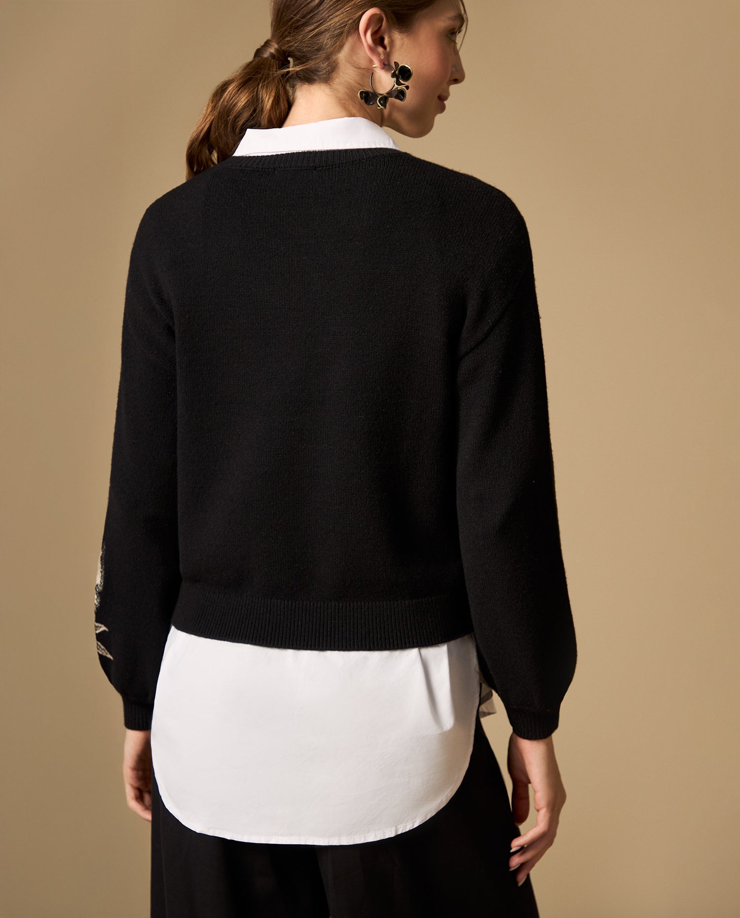 Suéter con bordado floral - Negro