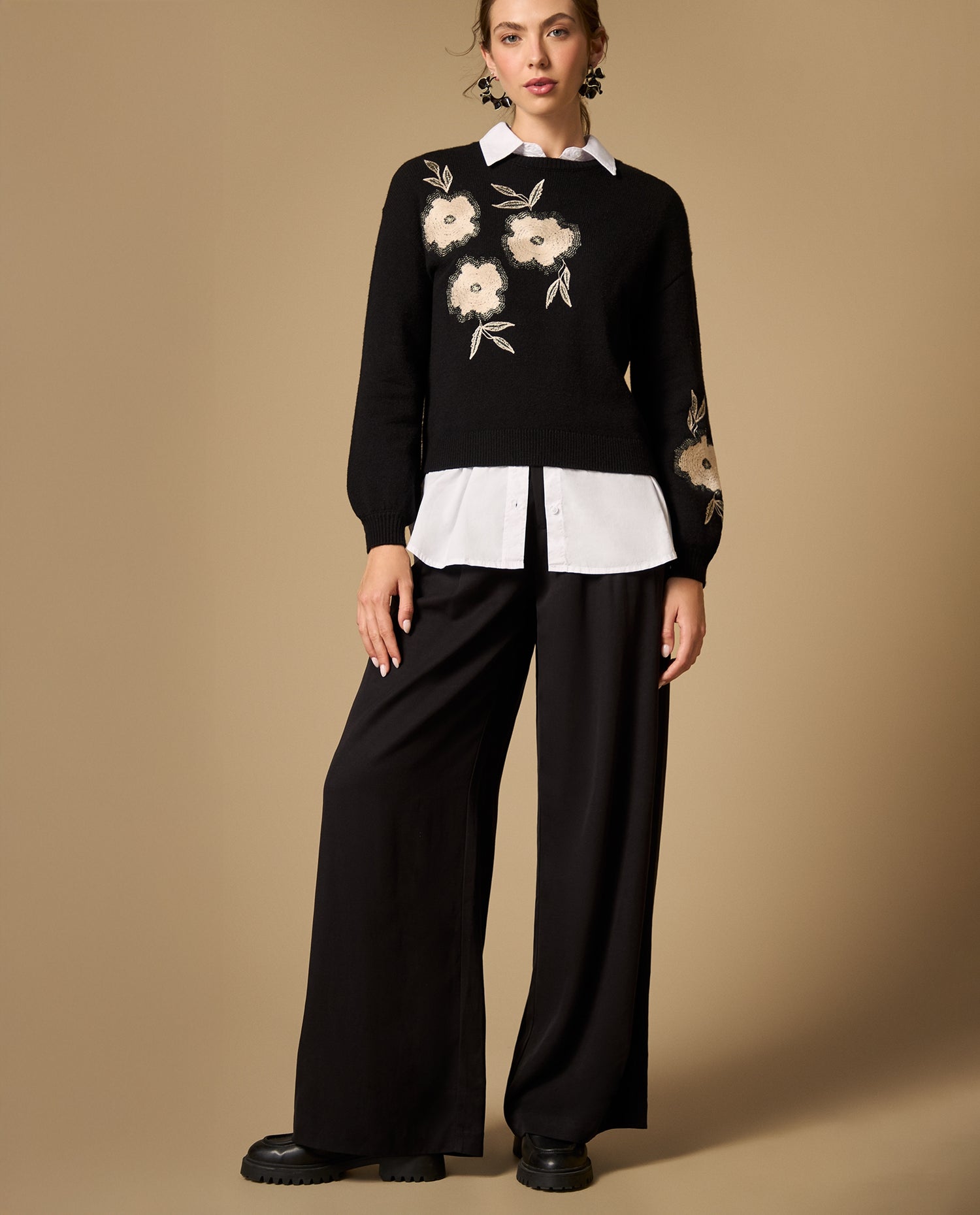 Suéter con bordado floral - Negro