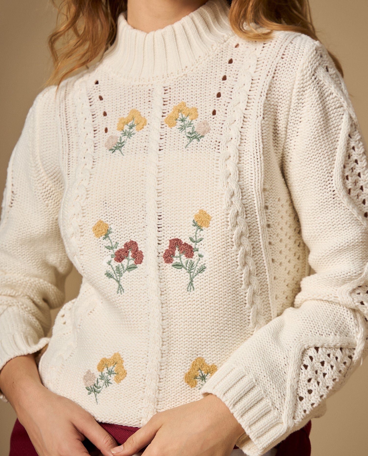 Suéter tejido cuello alto con bordado floral - Crudo