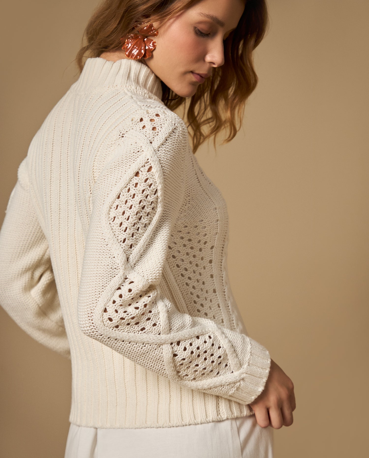 Suéter tejido cuello alto con bordado floral - Crudo