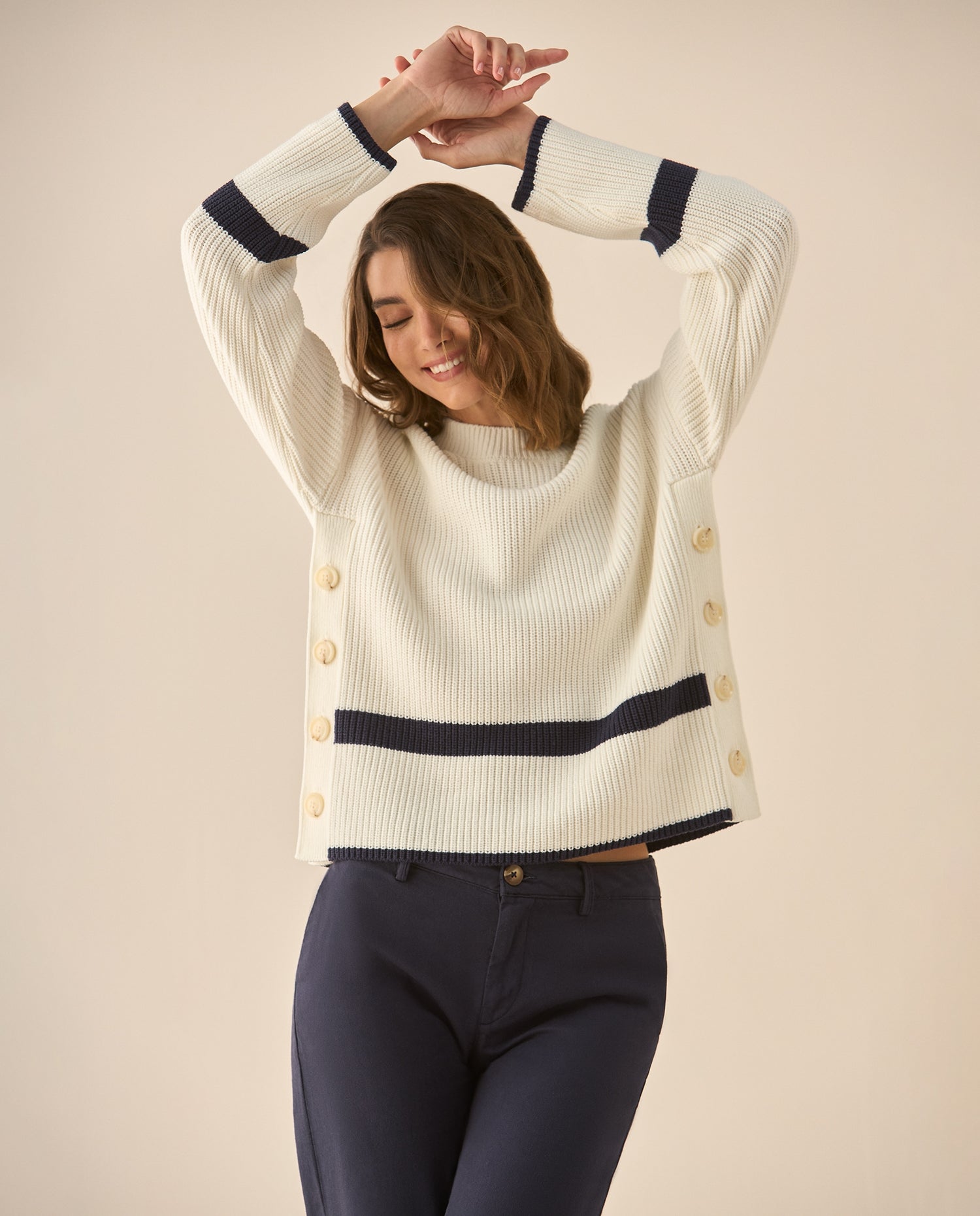 Buzo con rayas y ajuste de botones para mujer  - Crudo